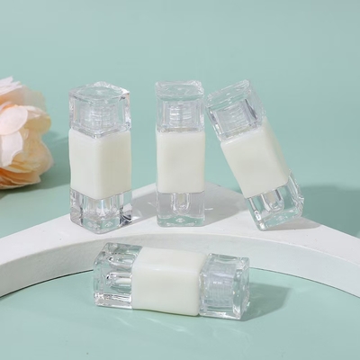 사용자 지정 로고와 2.6ML 용량으로 플라스틱 입술 광택 스틱 빈 튜브 컨테이너