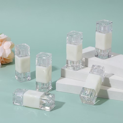 사용자 지정 로고와 2.6ML 용량으로 플라스틱 입술 광택 스틱 빈 튜브 컨테이너