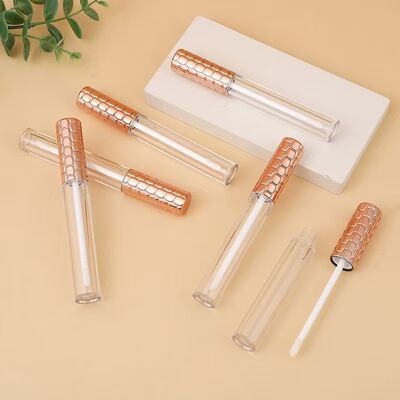 도매 4.5ml 플라스틱 립글로스 튜브 (골드 캡 및 화이트 브러시 포함, 빈 화장품 용기)